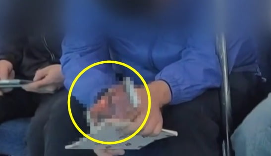 서울 지하철 1호선에서 음란물을 시청하다 잠에 든 남성. /사진=JTBC '사건반장' 방송화면 캡처