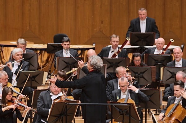 러시아 출신 지휘자 세묜 비치코프가 지난 24일 서울 예술의전당 콘서트홀에서 체코 필하모닉 오케스트라를 지휘하고 있다. 인아츠 제공

