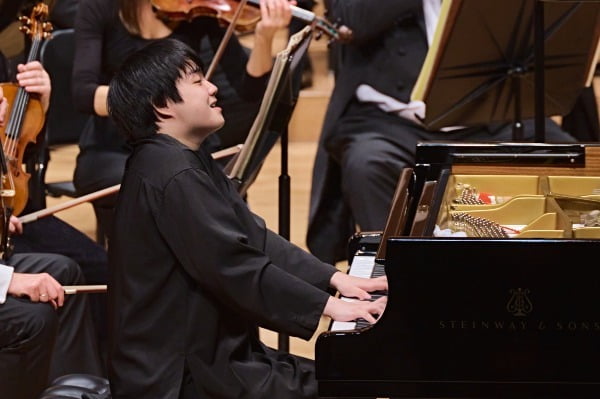 피아니스트 후지타 마오가 지난 24일 서울 예술의전당 콘서트홀에서 체코 필하모닉 오케스트라(지휘 세묜 비치코프)와 드보르자크 피아노 협주곡을 협연하고 있다. 인아츠 제공