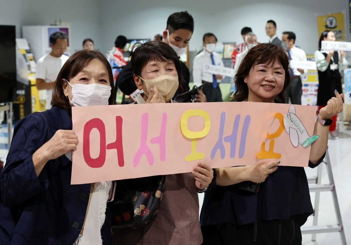 에어서울 인천~돗토리(요나고) 노선이 재운항된 25일 오후 일본 메이저카지노사이트 요나고키타로 공항에서 메이저카지노사이트 시민들이 관광객들을 환영하고 있다.  /사진=최혁 기자