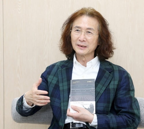 '경계에 서'를 집필한 지휘자 김성진이 한국경제신문 사옥에서 인터뷰를 하고 있다. 강은구 기자 