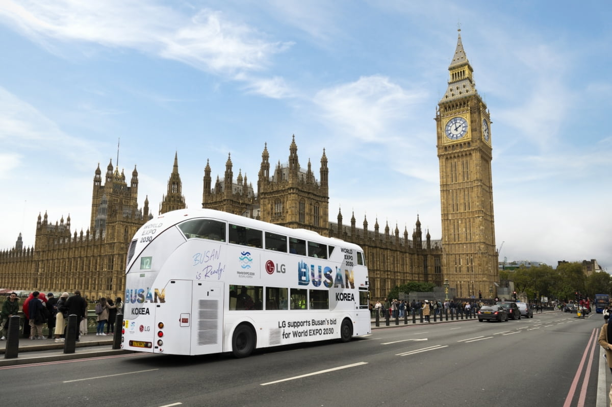 'LG 엑스포 버스'가 영국 런던의 대표적 랜드마크인 빅벤 앞을 지나고 있다. 사진=LG제공