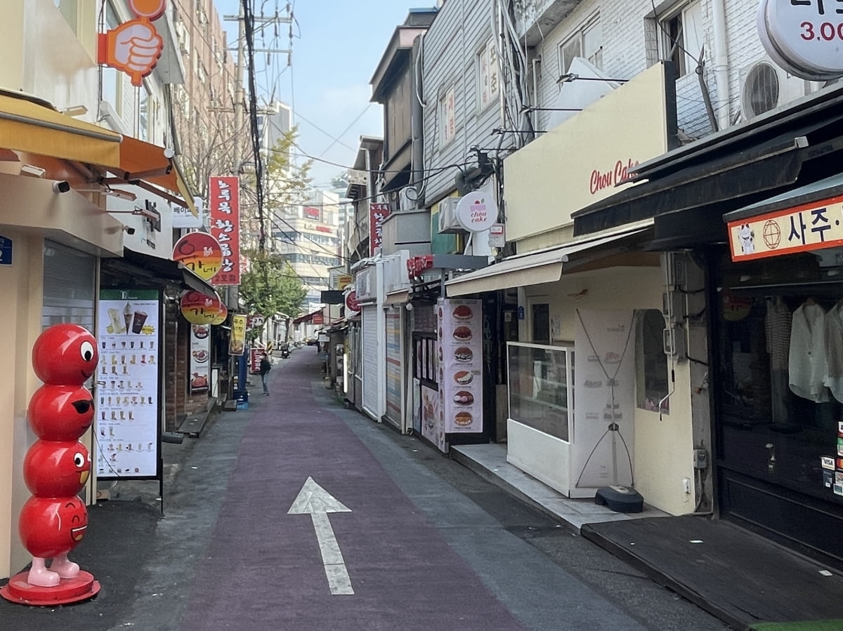 인파 운집 지역으로 지정된 서울 마포구 서교동의 한 골목. 안정훈 기자