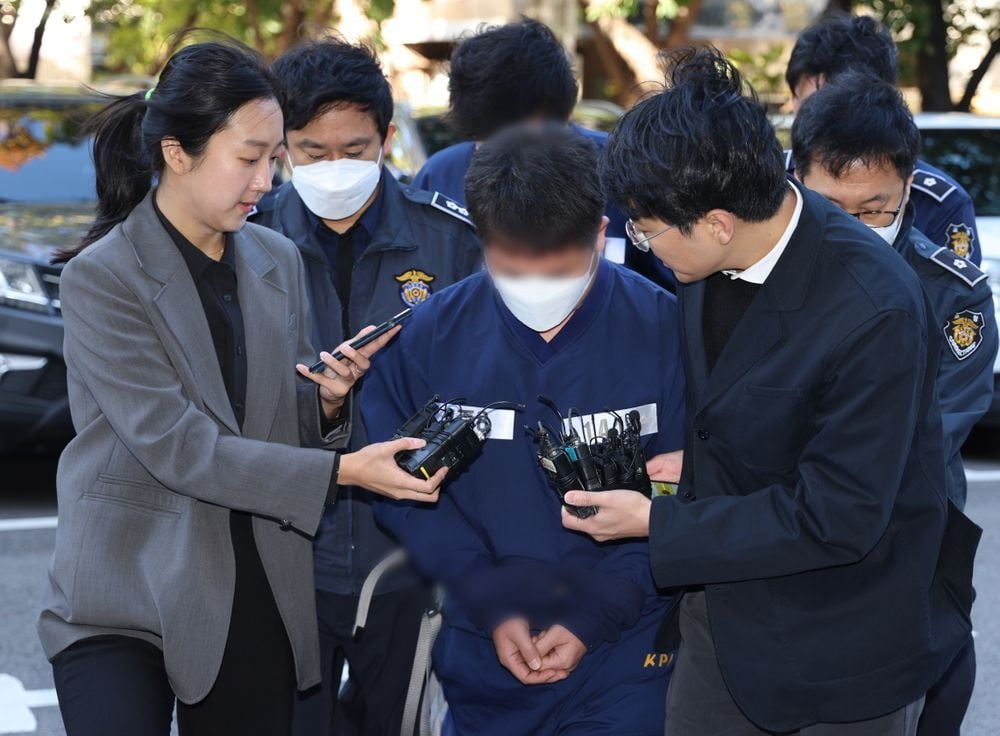 영풍제지 시세 조종 의혹을 받는 윤모씨와 이모씨가 지난 20일 영장실질심사를 받기 위해 서울남부지방법원에 출석하고 있다. 사진=연합뉴스