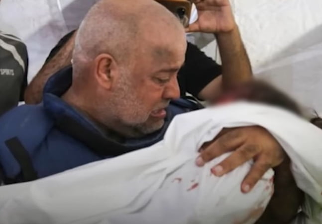 알자지라 아랍권 특파원 와엘 다흐두흐 기자가 방송 중 자녀의 시신을 발견하고 슬퍼하는 모습. /사진=알자지라 유튜브