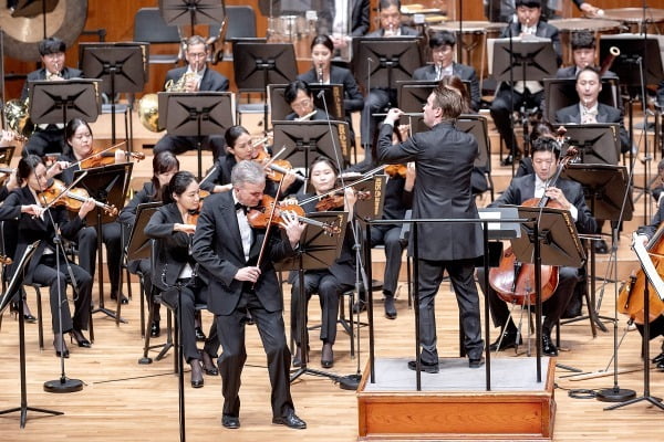 바이올리니스트 길 샤함이 지난 26일 서울 예술의전당 콘서트홀에서 KBS교향악단(지휘 피에타리 잉키넨)과 협연하고 있다. KBS교향악단 제공