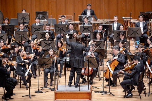 지휘자 피에타리 잉키넨이 지난 26일 서울 예술의전당 콘서트홀에서 KBS교향악단을 지휘하고 있다. KBS교향악단 제공