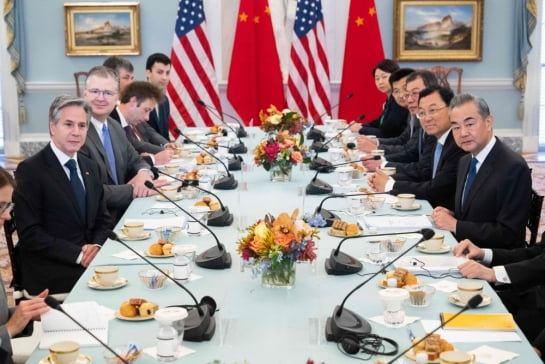 토니 블링컨 미 국무장관(왼쪽 첫번째)과 왕이 중국 외교부 장관(오른쪽 첫번째)이 27일(현지시간) 미국 워싱턴DC에 있는 국무부에서 만났다. 사진=AFP