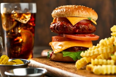 햄버거·맥주 가격 실화냐…먹거리 물가 비상 걸린 이유