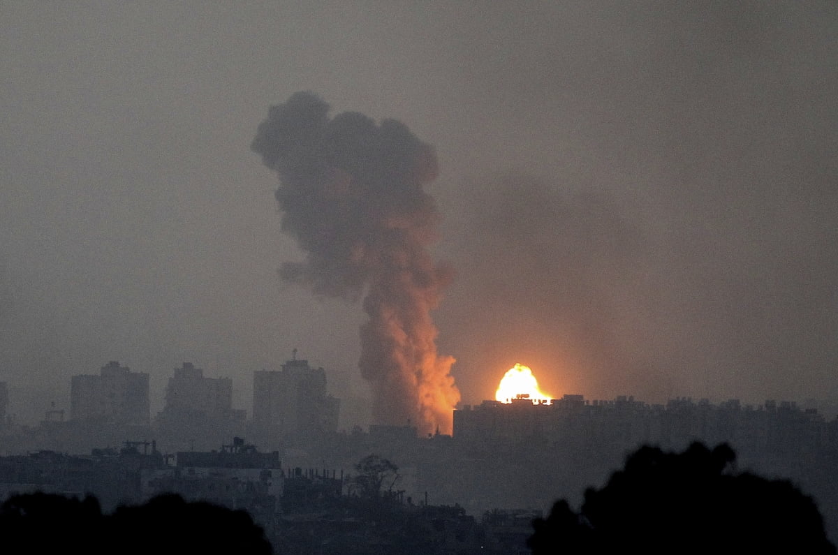 28일(현지시간) 이스라엘 공군의 폭격으로 불길이 치솟는 가자지구  / 사진=AP