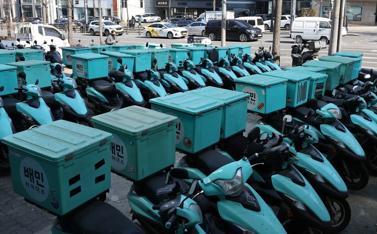 서울 시내 한 거리에 배달의민족의 '배민라이더스' 오토바이들이 주차돼있다./ 우아한형제들 제공