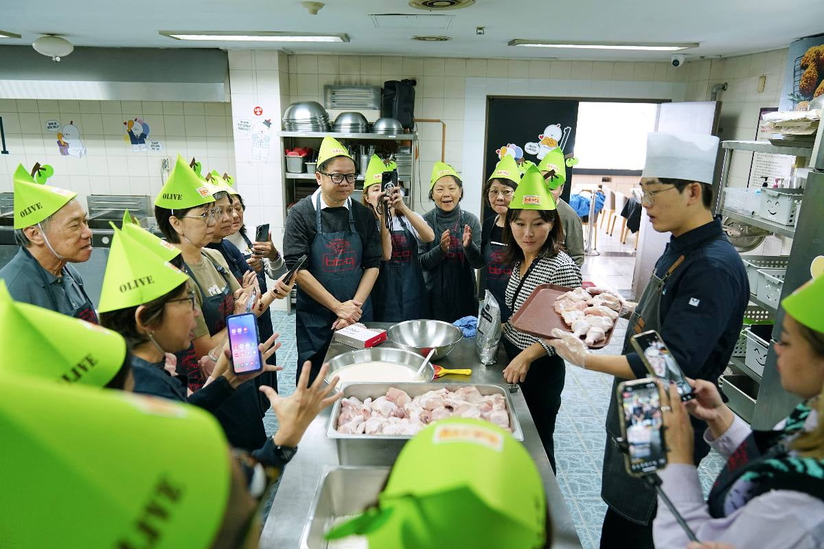 한국을 방문한 싱가폴 관광객들이 BBQ 치킨대학의 치킨캠프에 참여해 BBQ 황금올리브 치킨 조리 방법을 배우고 있다. BBQ 제공