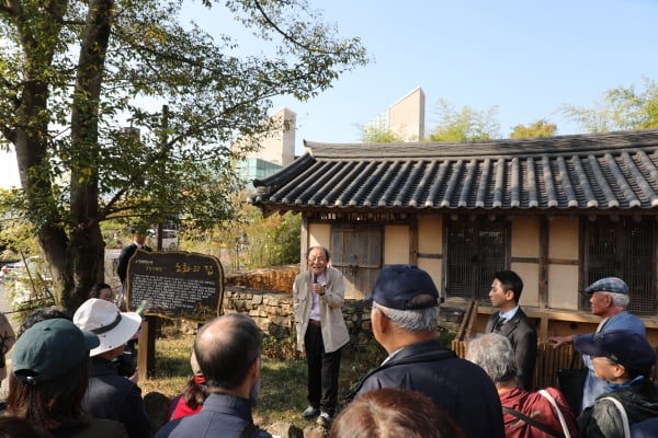 조정래 작가가 지난 29일 전남 보성군 벌교읍 태백슬롯 머신 규칙문학관 일대에서 이뤄진 '조정래 작가와 함께하는 태백산맥 문학기행'에 참여해 독자들에게 작품 내용과 작품 속 공간에 대한 설명을 하고 있다. 해냄출판사 제공