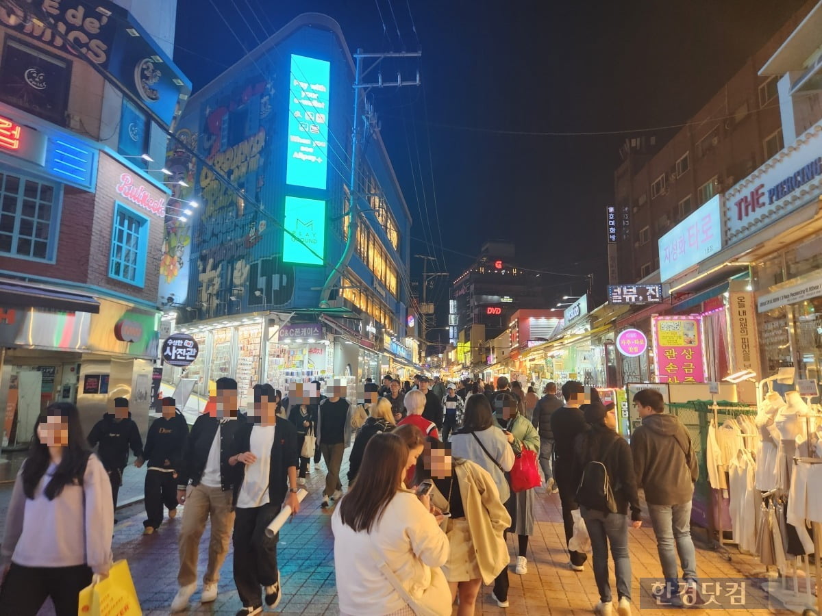 29일 오후 10시경 북적한 홍대입구 앞. /사진=신현보 한경닷컴 기자