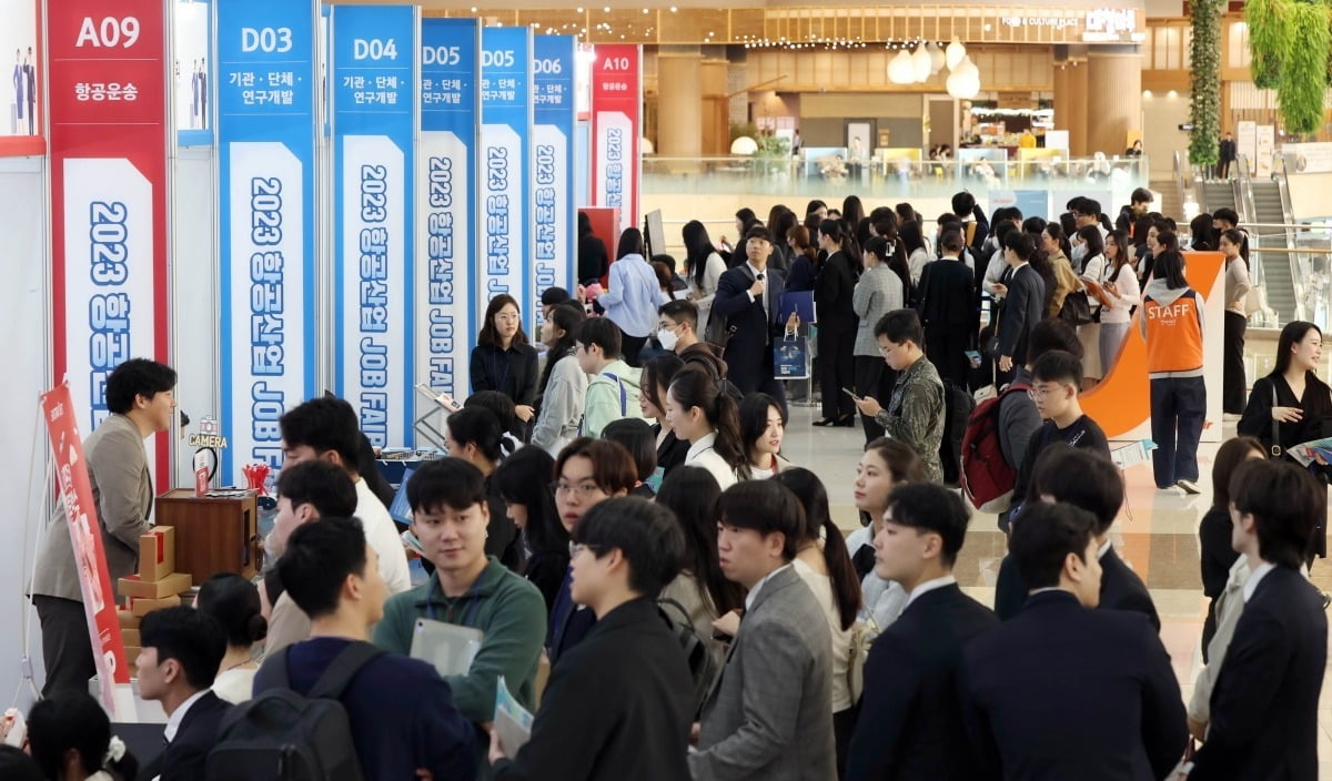 “다함께 날아올라, 더 높게 더 멀리”라는 주제로 30일 서울 강서구 김포국제공항 국제선 청사에서 열린 ‘2023 항공산업 잡 페어’ 채용박람회에서 구직자들이 상담을 받기 위해 기다리고 있다./김범준기자