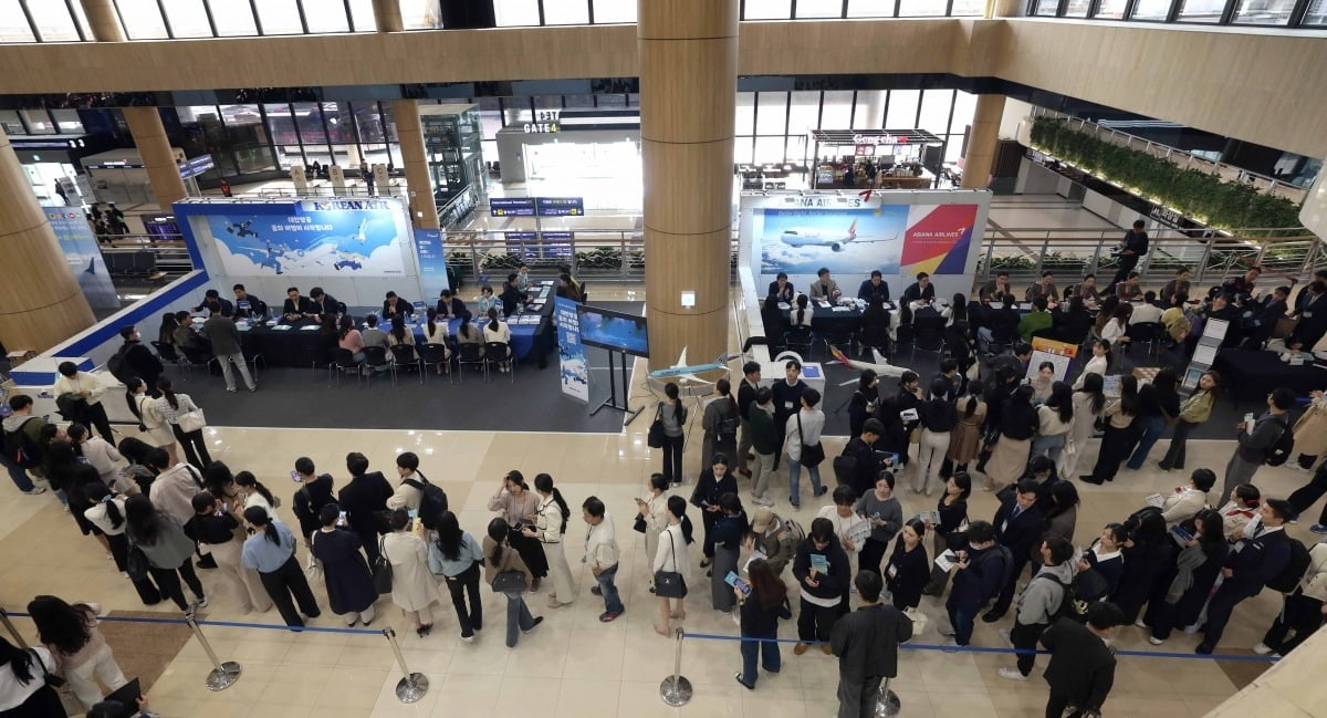 “다함께 날아올라, 더 높게 더 멀리”라는 주제로 30일 서울 강서구 김포국제공항 국제선 청사에서 열린 ‘2023 항공산업 잡 페어’ 채용박람회에서 구직자들이 대한항공·아시아나항공 부스에서 상담을 받기 위해 줄지어 기다리고 있다./김범준기자