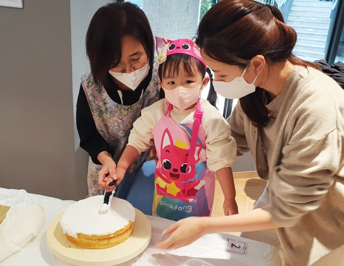  ‘독산역 롯데캐슬’ 단지 입주민들이 행사에 참여하고 있다. 사진=롯데건설