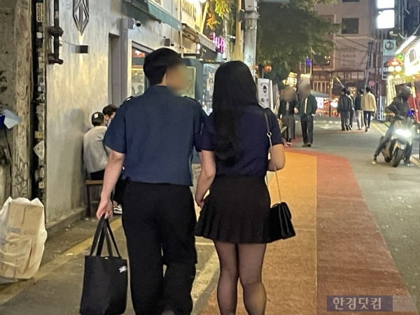 경찰 제복을 맞춰 입고 홍대 거리에 나온 한 커플의 모습. /사진=김세린 기자