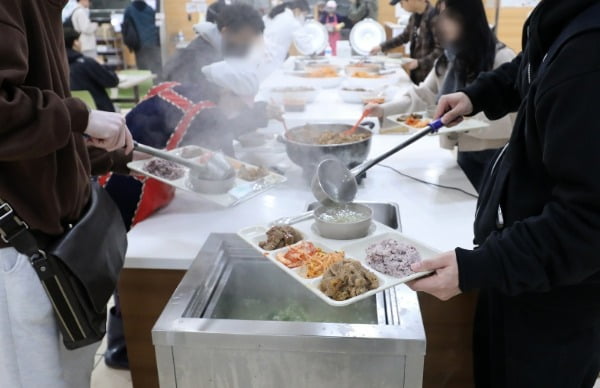 서울 소재의 한 대학교 학생들이 학생식당에서 배식을 받고 있는 모습. /사진=뉴스1