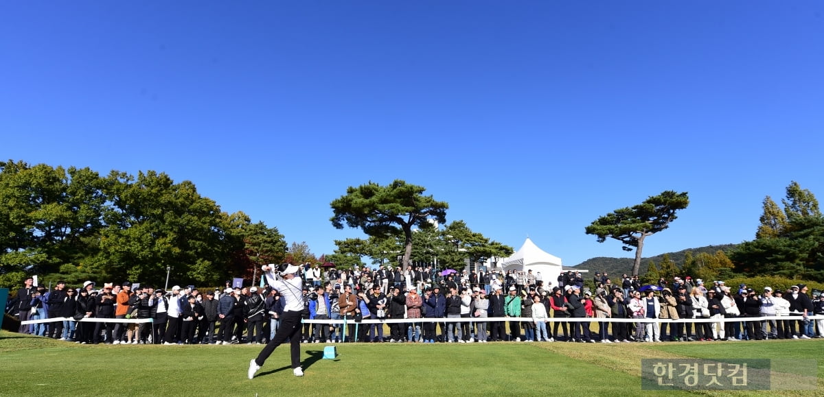 [상상인·한국경제TV오픈 2023] 임희정, '구름 갤러리 앞에서 멋진 티샷'