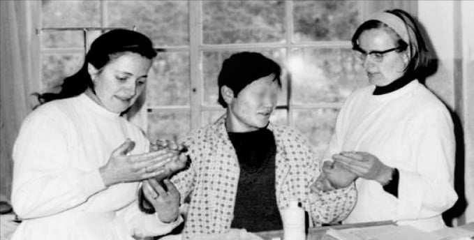 소록도에서 한센인을 돌보는 마가렛 피사렉(왼쪽)과 마리안느 스퇴거(오른쪽) 간호사.  한경DB 