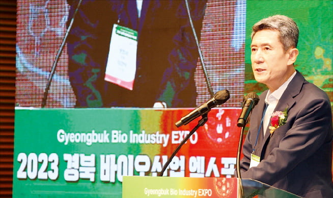이강덕 포항시장이 지난달 7일 포항 포스코 국제관에서 열린 ‘2023 경북바이오산업 엑스포’에 참석해 기조강연을 하고 있다.  포항시 제공 