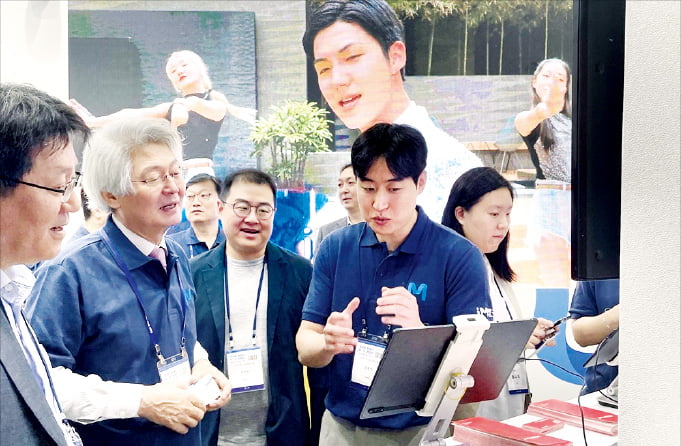 김태오 DGB금융회장(왼쪽 두 번째)이 지난 8월 코리아 핀테크 위크 2023에서 디지털 기술을 살펴보고 있다.  DGB금융 제공
 