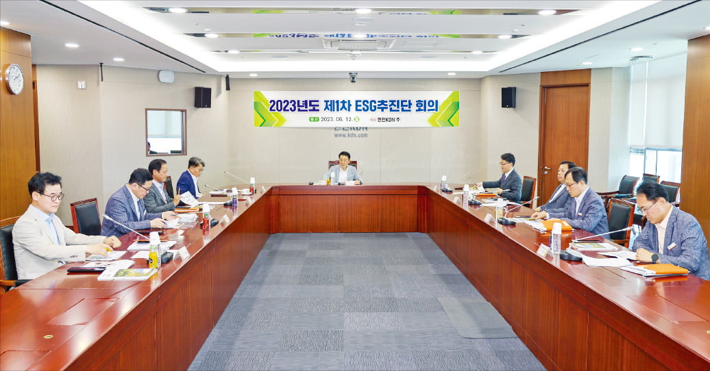 김장현 사장(가운데) 등 한전KDN 임직원들이 본사 회의실에서 ESG추진단 회의를 하고 있다.   한전KDN 제공 