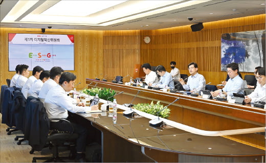 빈대인 BNK금융그룹 회장(오른쪽 세 번째)이 디지털혁신위원회에서 BNK금융의 디지털 전략을 논의하고 있다.  BNK금융 제공 
