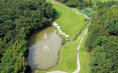 부산 골퍼들의 '비밀 정원'…금잔디 밟을 수 있는 국내 유일 골프장