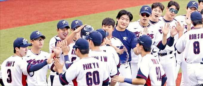 한국 야구 대표팀이 5일 일본과의 맞대결에서 승리한 뒤 기뻐하고 있다. /연합뉴스 