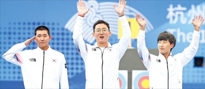 5일 양궁 컴파운드 남자 단체전에서 은메달을 차지한 양재원(왼쪽부터) 김종호 주재훈이 시상식에서 인사하고 있다. /뉴스1 