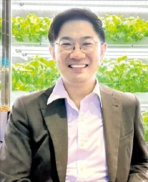 김혜연 엔씽 대표가 서울 신사동 본사에서 사물인터넷을 활용한 모듈형 스마트팜 기술을 설명하고 있다.  /강경민 기자 