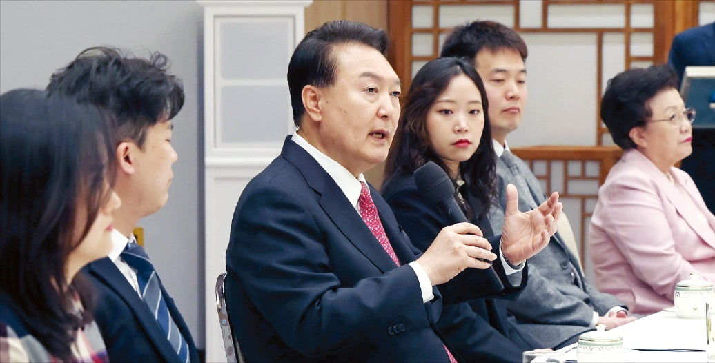 윤석열 대통령이 6일 용산 대통령실에서 현장 교원들과 간담회를 하고 교권 확립 및 처우 개선을 약속했다. /김범준 기자
 