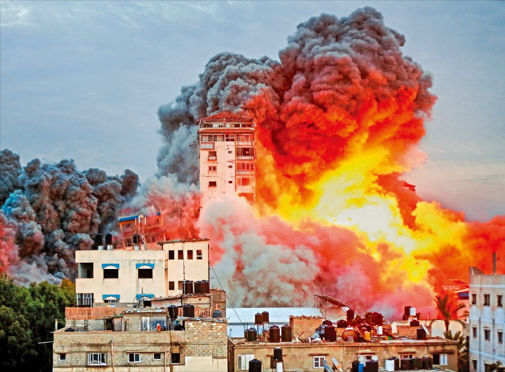 < 新중동전쟁 번지나 > 팔레스타인 무장 정파 하마스가 7일(현지시간) 이스라엘을 로켓포 등으로 기습 공격하자 이스라엘은 전쟁을 선포하며 하마스의 근거지인 팔레스타인 가자지구를 보복 공습했다. 이스라엘의 공격을 받은 가자지구에서 불길과 연기가 치솟고 있다. 로이터연합뉴스 