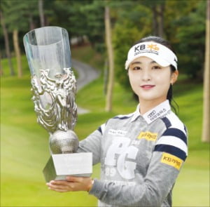 이예원이 하이트진로 챔피언십 우승 트로피를 들고 환하게 웃고 있다.  KLPGA 제공 