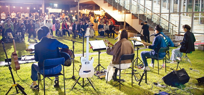 지난 6일 문을 연 경북 구미영상미디어센터를 찾은 시민들이 기념 공연을 보고 있다.  구미시 제공 