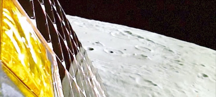 지난 8월 인도 무인 달 탐사선 찬드라얀 3호의 달 남극 착륙 준비 과정에서 보이는 달의 표면. 찬드라얀 3호가 달 남극에 안착하면서 인도는 세계 최초로 달 남극 착륙에 성공한 국가가 됐다. 인도우주연구기구(ISRO) 제공 