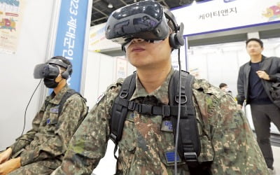 [포토] 제대군인 취업박람회…VR 면접 체험