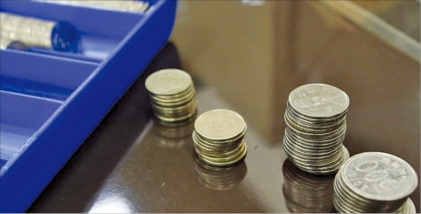 지난해 국내에서는 258억 원의 동전이 새로 발행됐다. 2015년(1031억 원)과 비교하면 4분의 1 수준이다.  연합뉴스 