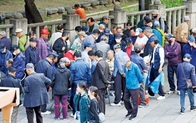 노인돌봄비, 40년 뒤면 국방비 맞먹어…숨어있는 재정 '시한폭탄'