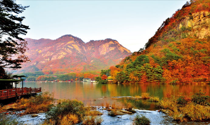 가을의 정취를 한 껏 뽑내는 산정호수의 모습. 경기관광공사 제공 