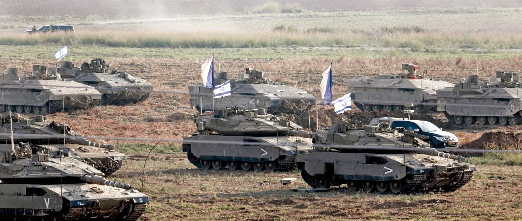 < 가자지구 인근 집결한 전차 > 이스라엘군이 15일 팔레스타인 가자지구 북부지역 주민들에게 이날 오후 1시까지 남부지역으로 떠나라고 재차 촉구했다. 이스라엘군 기갑부대의 전차와 장갑차들이 가자지구 인근 애시칼론 지역에 집결해 대기하고 있다.  AFP연합뉴스 