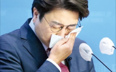 눈물의 회견 연 이준석…"윤 대통령 안바뀌면 총선 패배"