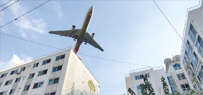 서울 양천구 신월동 금하뜨라네아파트에서 지난 12일 비행기 한 대가 김포공항에 착륙하기 위해 하강하는 모습이 보이고 있다. 양천구 제공 