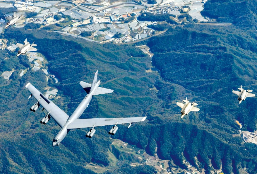 [포토] 美 B-52 전략폭격기…韓 F-35와 연합훈련 