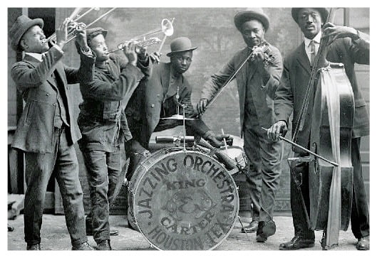 1921년 ‘재징 오케스트라’에서 보이는 초기 드럼 세트. ‘로 보이’ 심벌즈와 톰톰이 없다. /필자 제공
 
