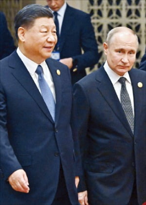 18일 제3차 일대일로 정상포럼 개막식이 열린 중국 베이징 인민대회당에서 시진핑 중국 국가주석(왼쪽)과 블라디미르 푸틴 러시아 대통령(오른쪽)이 단체사진 촬영을 위해 함께 이동하고 있다.  /AFP연합뉴스 