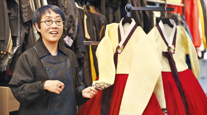 ‘올해의 한복인 상’을 받는 김지원 모리노리 대표가 서울 종로구 매장에서 전통 공연용 한복에 대해 설명하고 있다.  /이솔 기자 