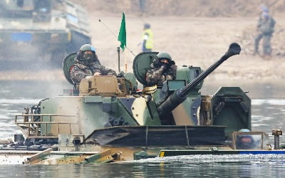 [포토] 남한강 도하하는 K21 장갑차